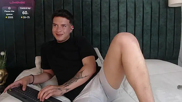 Snapshot of MrUniverse_ chatting on January 5, 2025, 8:00 am MrUniverse online show from January 5, 2025, 8:00 am