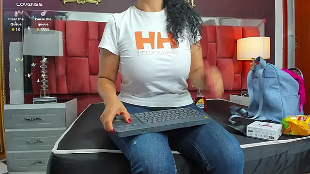 Snapshot of JulianaMartineS chatting on February 23, 2025, 7:17 pm JulianaMartineS online show from February 23, 2025, 7:17 pm