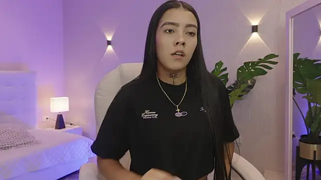 miagomezweb1 online show from November 28, 2025, 2:39 pm