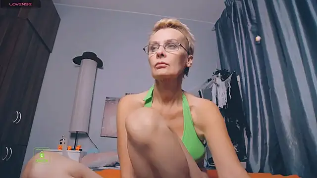 HelgaHimmell online show from October 7, 2025, 9:05 pm