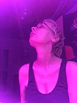 HelgaHimmell online show from December 1, 2025, 1:01 pm