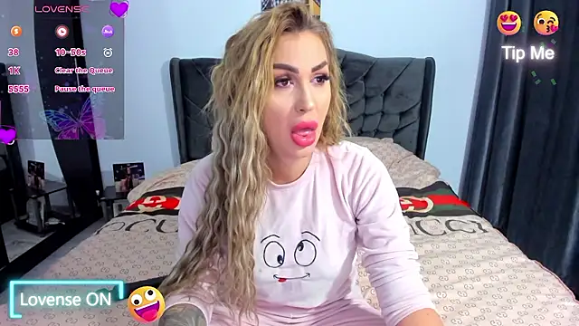 GlossyDiamondX online show from January 16, 2026, 4:05 am