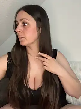 Loella-Rose online show from April 8, 2026, 9:49 pm