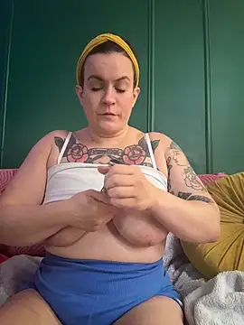 quinnmariexo online show from May 26, 2026, 3:32 pm