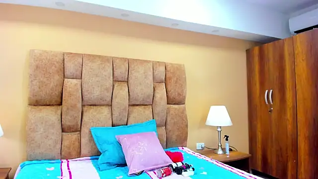 MiiaHot online show from February 3, 2026, 7:52 pm