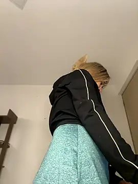 Snapshot of Grecia_21 chatting on September 30, 2025, 8:15 pm Grecia 21 online show from September 30, 2025, 8:15 pm