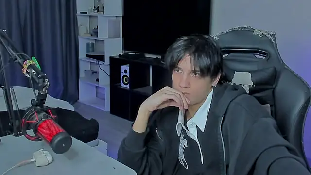 Snapshot of MarkBrowniii chatting on October 6, 2025, 12:34 am MarkBrowniii online show from October 6, 2025, 12:34 am