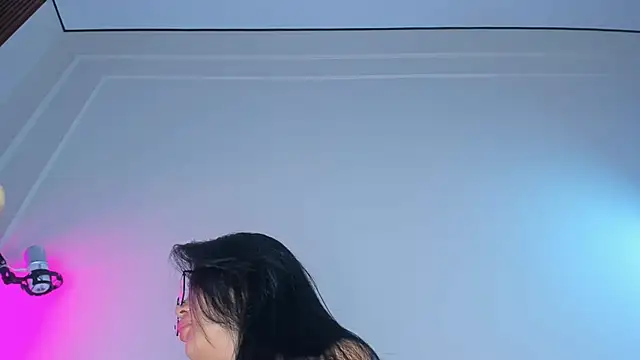 Snapshot of maakimo chatting on December 1, 2025, 4:02 am maakimo online show from December 1, 2025, 4:02 am