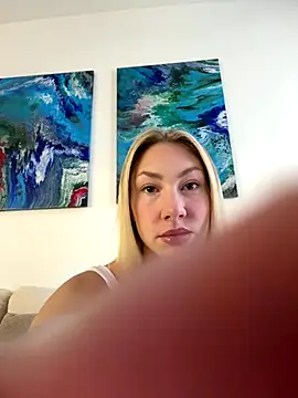 Snapshot of LuisaBecker chatting on November 15, 2025, 9:24 am LuisaBecker online show from November 15, 2025, 9:24 am