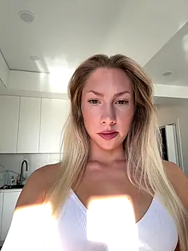 Snapshot of LuisaBecker chatting on December 14, 2025, 9:48 am LuisaBecker online show from December 14, 2025, 9:48 am