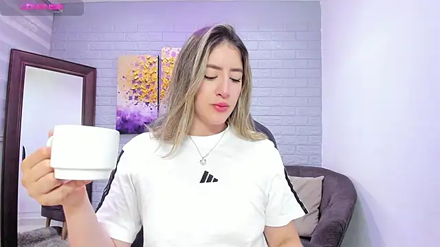  AlejaCruz  online show from March 26, 2026, 7:34 pm