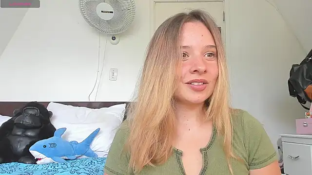 Snapshot of Sophy_Bunny chatting on May 6, 2026, 4:11 pm Sophy Bunny online show from May 6, 2026, 4:11 pm