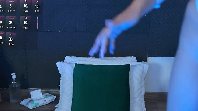 Snapshot of GinaMence chatting on November 26, 2025, 2:39 pm GinaMence online show from November 26, 2025, 2:39 pm