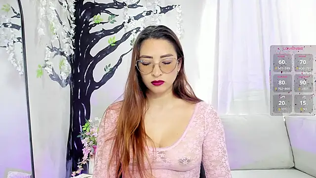 Snapshot of _LaraMom_ chatting on October 27, 2025, 7:37 pm LaraMom online show from October 27, 2025, 7:37 pm