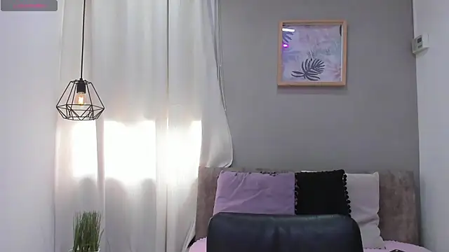 Snapshot of _LaraMom_ chatting on December 5, 2025, 7:45 pm LaraMom online show from December 5, 2025, 7:45 pm