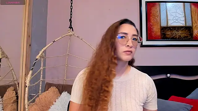 Snapshot of _LaraMom_ chatting on October 20, 2025, 7:36 pm LaraMom online show from October 20, 2025, 7:36 pm