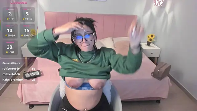 Snapshot of tiffani__love chatting on March 22, 2025, 6:14 pm tiffani love online show from March 22, 2025, 6:14 pm