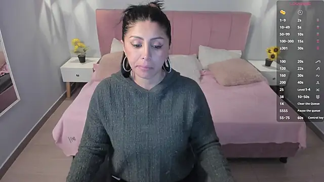 Snapshot of tiffani__love chatting on March 13, 2025, 12:35 pm tiffani love online show from March 13, 2025, 12:35 pm