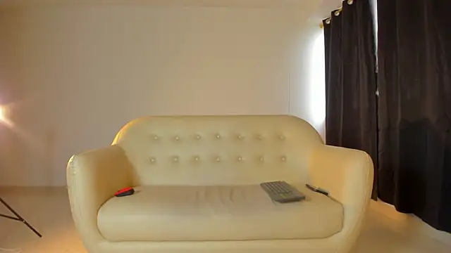 Emi latingirl online show from December 19, 2025, 9:28 pm