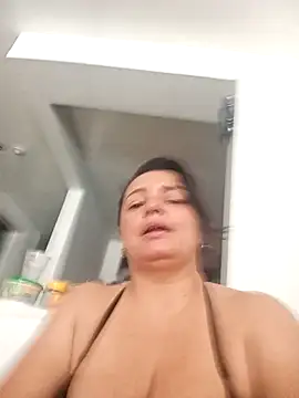 Emily0215 online show from April 30, 2026, 3:52 pm