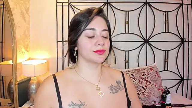 Snapshot of nahomi_sweett chatting on September 19, 2025, 11:03 am nahomi sweett online show from September 19, 2025, 11:03 am