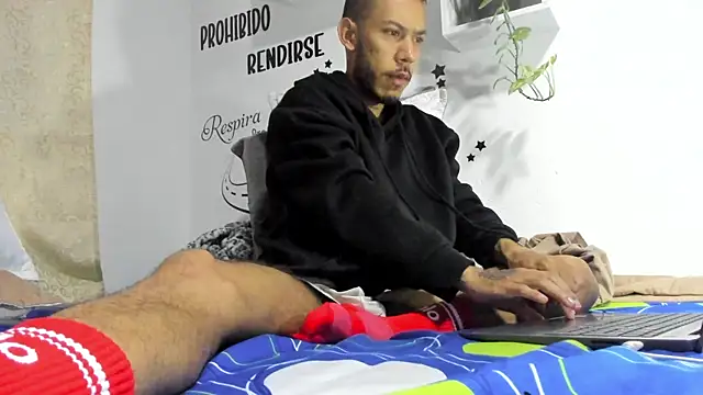 Snapshot of Aronxxs chatting on September 30, 2025, 9:37 am Aronxxs online show from September 30, 2025, 9:37 am