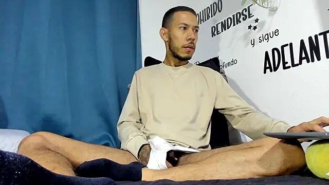 Snapshot of Aronxxs chatting on December 15, 2025, 7:58 am Aronxxs online show from December 15, 2025, 7:58 am