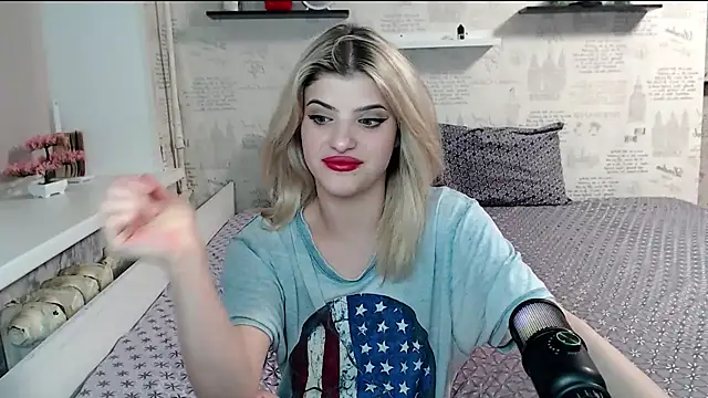 AleksandraFlores online show from April 14, 2026, 11:54 pm