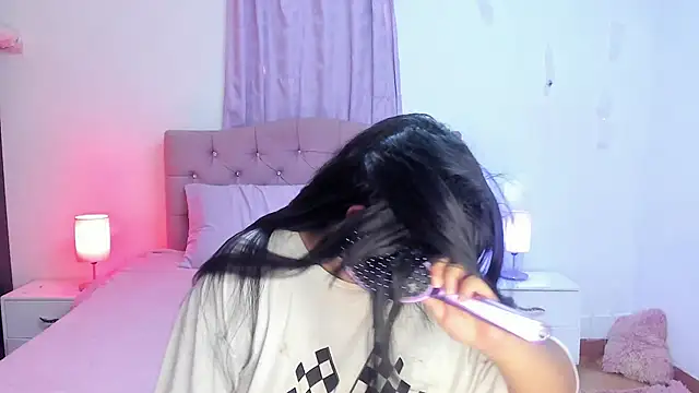 Snapshot of Latinabombsheell chatting on November 19, 2025, 7:03 pm Latinabombsheell online show from November 19, 2025, 7:03 pm