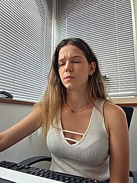 Snapshot of lucie_mehott chatting on June 8, 2026, 9:21 am lucie mehott online show from June 8, 2026, 9:21 am