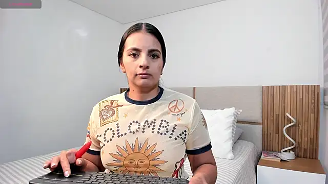 Snapshot of MalejaDiaz_ chatting on July 3, 2026, 9:54 pm MalejaDiaz online show from July 3, 2026, 9:54 pm