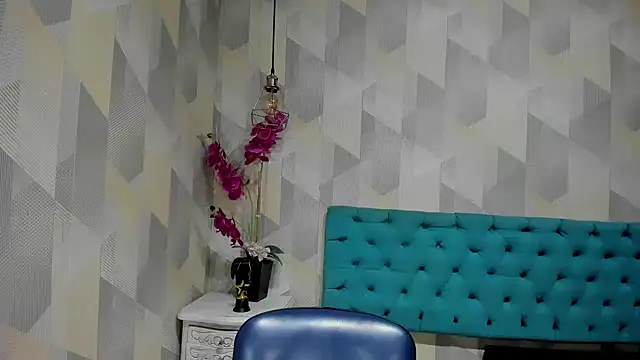 LindaBreeS online show from November 9, 2025, 12:31 pm