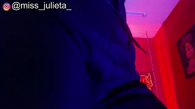 Julieta Russell online show from July 15, 2026, 12:23 pm