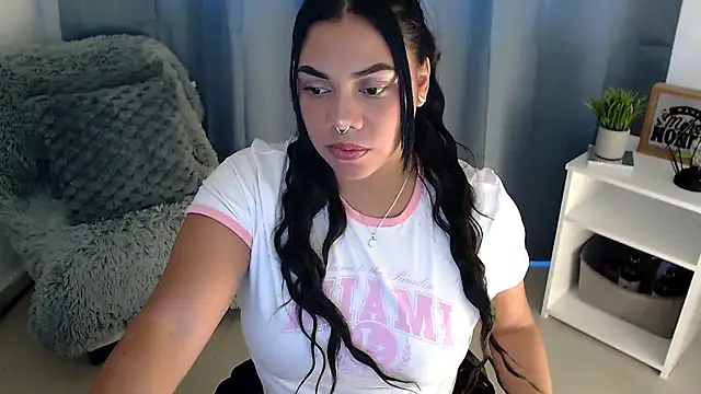 Snapshot of angela_santana_ chatting on November 28, 2025, 6:41 pm angela santana online show from November 28, 2025, 6:41 pm