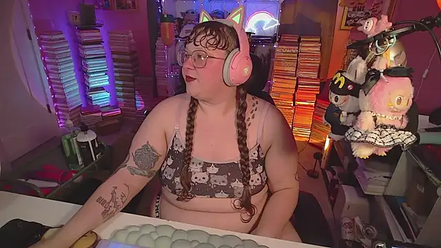 Snapshot of FatVeronica chatting on July 1, 2026, 5:24 pm FatVeronica online show from July 1, 2026, 5:24 pm