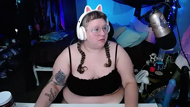 Snapshot of FatVeronica chatting on February 7, 2025, 12:09 am FatVeronica online show from February 7, 2025, 12:09 am