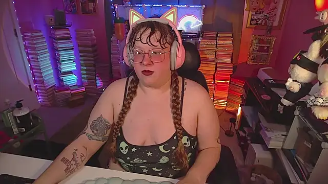 Snapshot of FatVeronica chatting on July 4, 2026, 5:06 pm FatVeronica online show from July 4, 2026, 5:06 pm