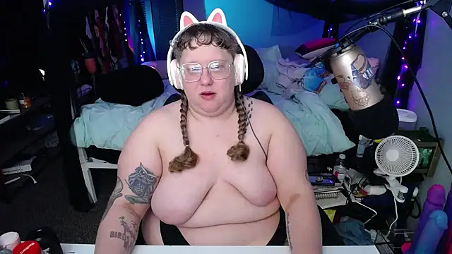 Snapshot of FatVeronica chatting on March 6, 2025, 2:29 pm FatVeronica online show from March 6, 2025, 2:29 pm