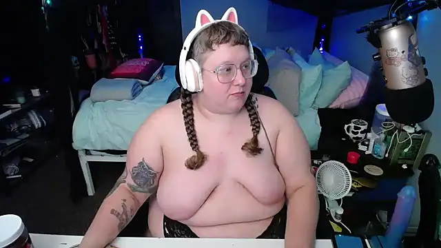 Snapshot of FatVeronica chatting on February 16, 2025, 8:32 am FatVeronica online show from February 16, 2025, 8:32 am