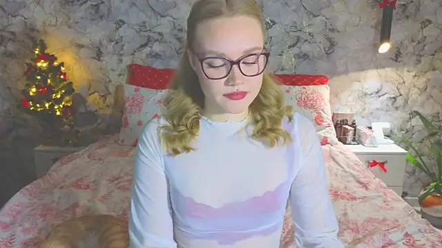 Snapshot of Aurora_Golden1 chatting on December 17, 2025, 4:34 pm Aurora Golden1 online show from December 17, 2025, 4:34 pm