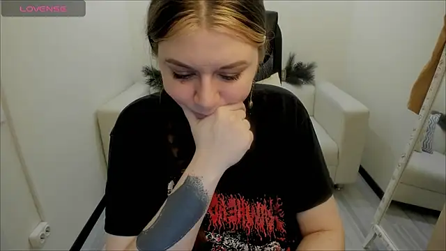 Snapshot of AlisaBacker chatting on December 28, 2024, 2:22 am AlisaBacker online show from December 28, 2024, 2:22 am