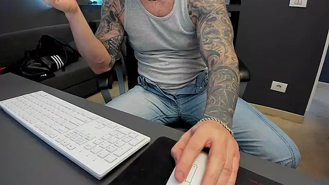 Snapshot of AronGrant chatting on March 20, 2025, 8:20 am AronGrant online show from March 20, 2025, 8:20 am