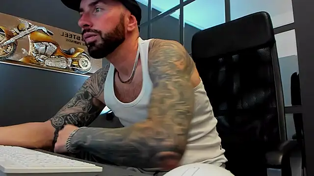 Snapshot of AronGrant chatting on October 28, 2025, 10:36 am AronGrant online show from October 28, 2025, 10:36 am