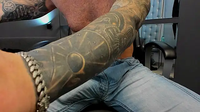 Snapshot of AronGrant chatting on November 9, 2025, 10:52 am AronGrant online show from November 9, 2025, 10:52 am