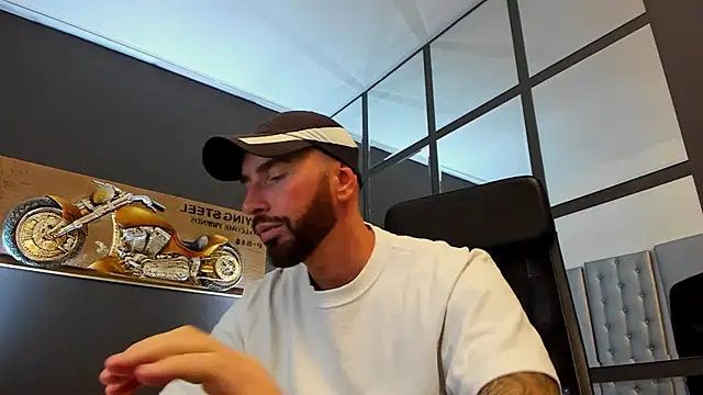 Snapshot of AronGrant chatting on September 24, 2025, 9:27 am AronGrant online show from September 24, 2025, 9:27 am