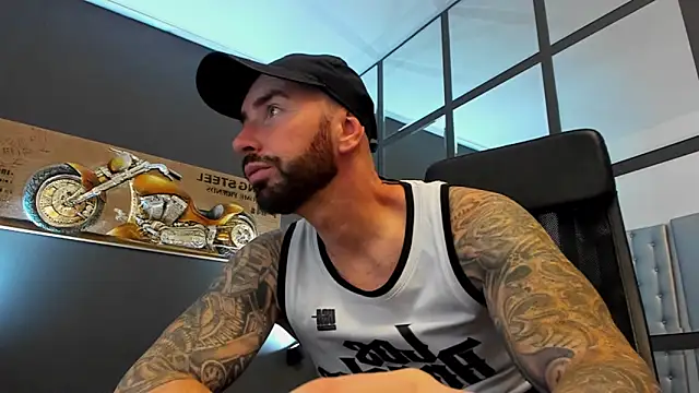 Snapshot of AronGrant chatting on October 2, 2025, 8:50 am AronGrant online show from October 2, 2025, 8:50 am