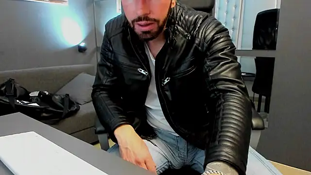 Snapshot of AronGrant chatting on October 7, 2025, 8:48 am AronGrant online show from October 7, 2025, 8:48 am