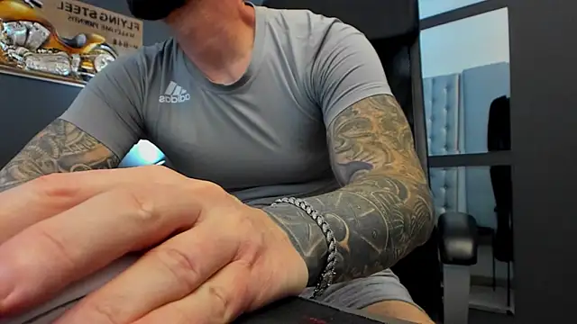 Snapshot of AronGrant chatting on October 23, 2025, 8:24 am AronGrant online show from October 23, 2025, 8:24 am