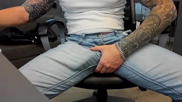 Snapshot of AronGrant chatting on October 18, 2025, 9:11 am AronGrant online show from October 18, 2025, 9:11 am