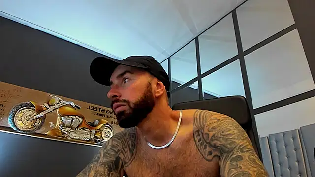 Snapshot of AronGrant chatting on November 5, 2025, 10:18 am AronGrant online show from November 5, 2025, 10:18 am